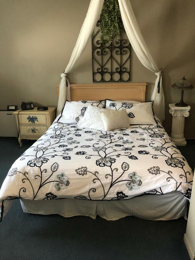 The Bobcaygeon Inn Bagian luar foto