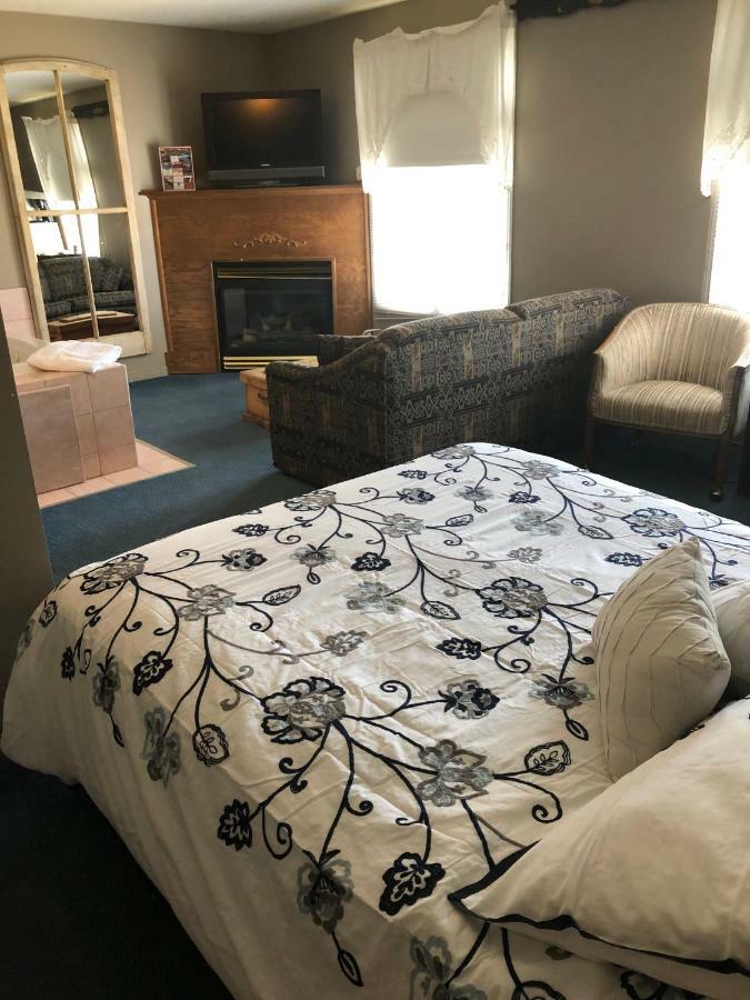 The Bobcaygeon Inn Bagian luar foto
