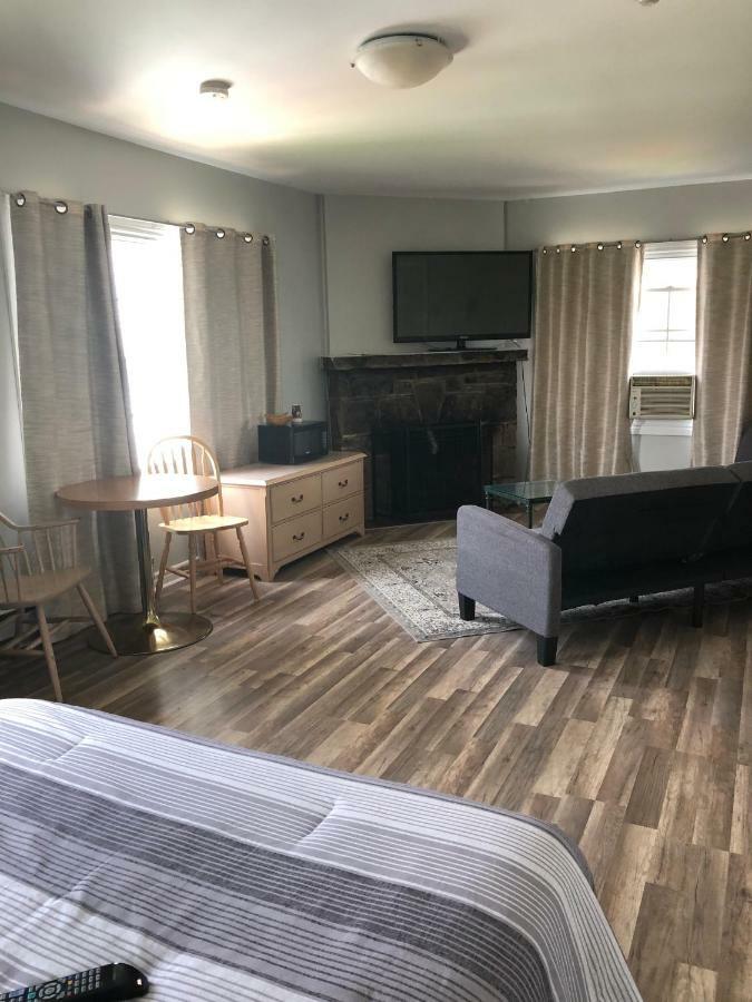 The Bobcaygeon Inn Bagian luar foto