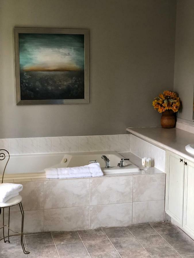The Bobcaygeon Inn Bagian luar foto