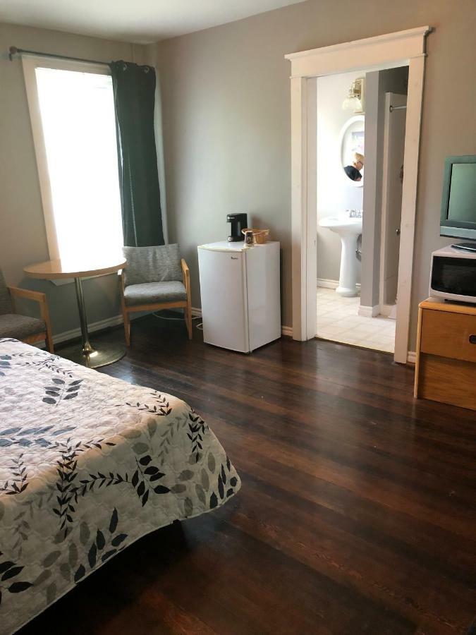 The Bobcaygeon Inn Bagian luar foto